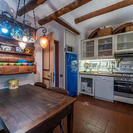Pissorella, Luxury In