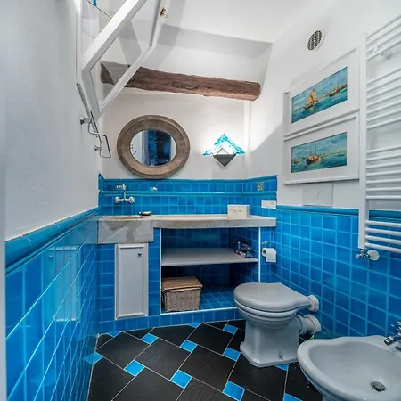 Pissorella, Luxury In * 卡莫利